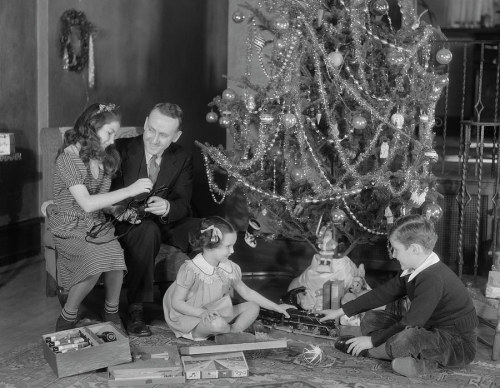 1930s-family-christmas-photo-father-two-vintage-images.thumb.jpg.c626b259fd6f438acfca2cbc0f4ec3c3.jpg