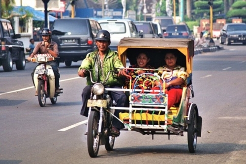 20220118130143-1-transportasi-ikonik-di-tengah-kota-ini-5-fakta-menarik-becak-motor-medan-002-fatimah-rahmawati.jpg