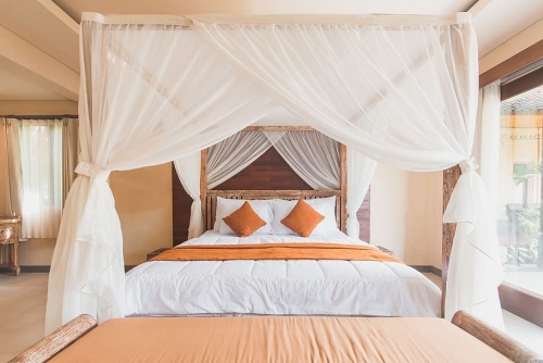 soft-warm-canopy-bed-master-bedroom.thumb.jpg.98e7439cd8bb507be35da74035ea8a55.jpg