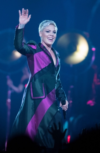 Pink_beautiful_trauma_live_2018.jpg