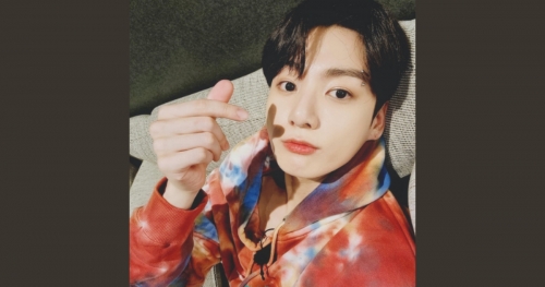 Jungkook selfie banner_REV.jpg