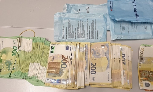 Flughafen-Zoll-Reisender-mit-97510-Euro-in-bar-kontrolliert-Steuerschuld-damit-beglichen_1620896846719982_v0_h.jpg