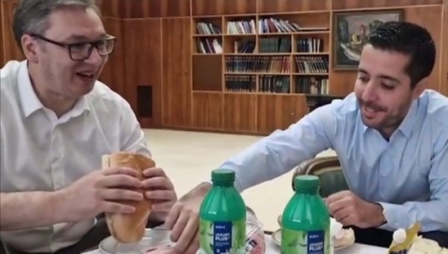 vucic-jede-parizer.jpg