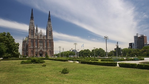 640px-La_Plata_-_Plaza_Moreno_-_20061207a.jpg