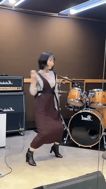 🪩ダンスがうますぎるあまり、シンプルに「良いんじゃない？」と声がもれるスタッフ #東山奈央 #声優 #むてきダンス #dance #shortsvideo_1.gif