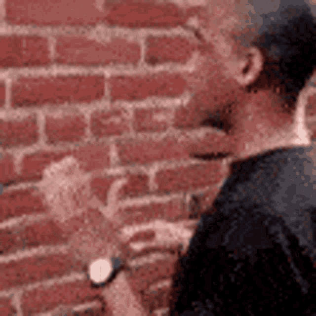 dono-wall-talking.thumb.gif.8c5b2f77ed46e52433e272ae93c460da.gif