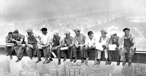 1930s-empire-state-building-workers-eating-lunch-on-the-v0-0iwf096lr4hb1.webp